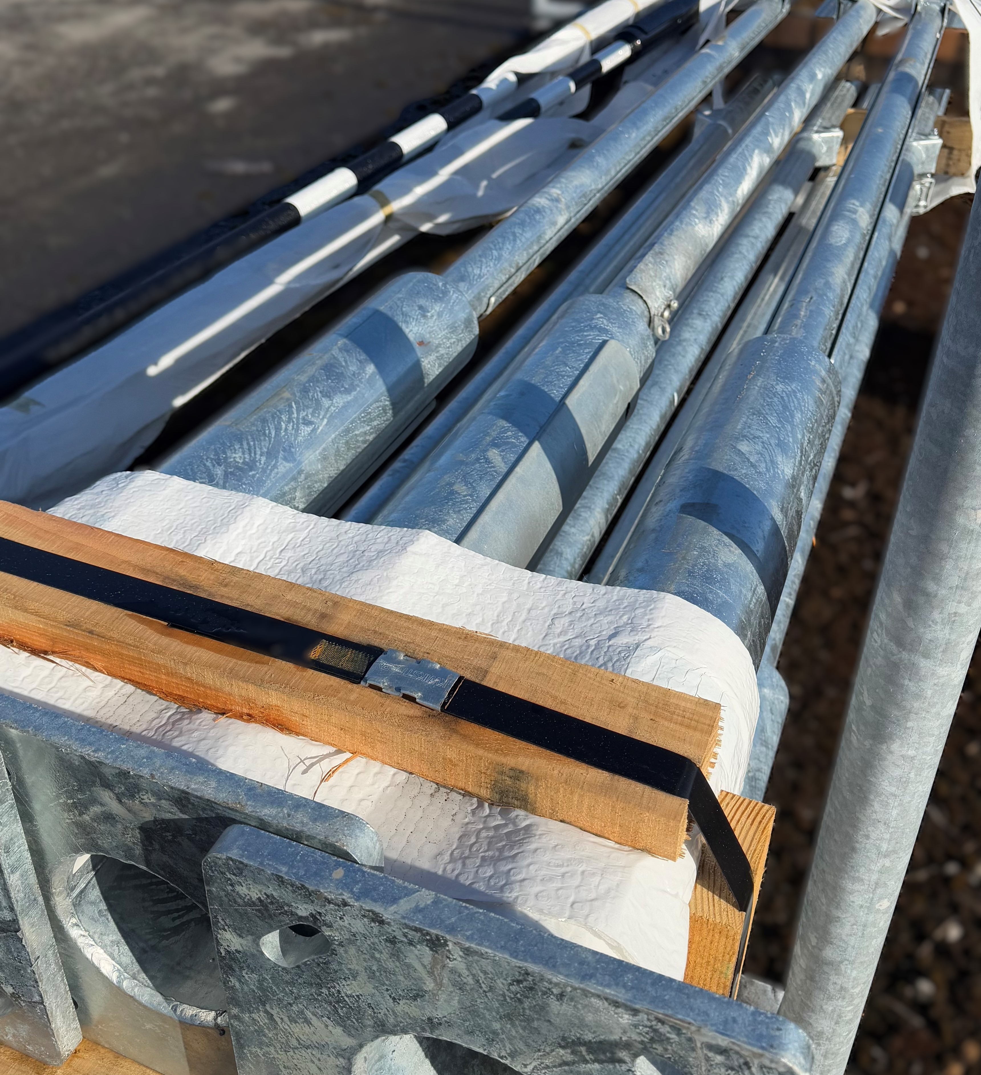 4 METRE MID-HINGE FLANGE PLATED STEPPED COLUMN (140/76)